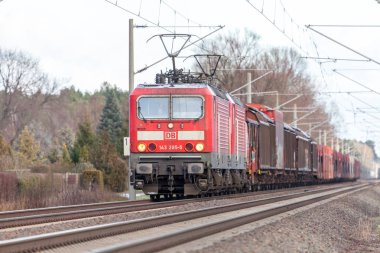 Alman demiryolu, ürünler vagonlar ile Db (Deutsche Bahn) sınıf 143 tren raylara sürücüler..