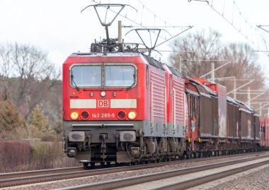 Alman demiryolu, ürünler vagonlar ile Db (Deutsche Bahn) sınıf 143 tren raylara sürücüler..