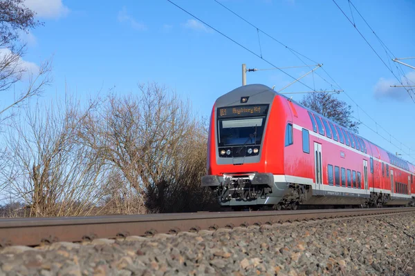 Deutscher Personenzug fährt zum nächsten Bahnhof — Stockfoto
