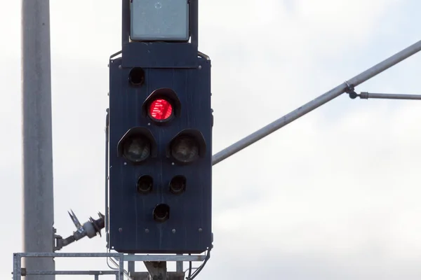 Señal de tráfico ferroviario alemán con luz roja — Foto de Stock