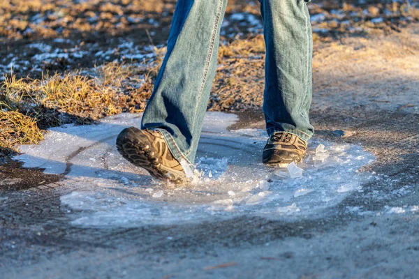 Humano va en una zona de hielo peligroso — Foto de Stock