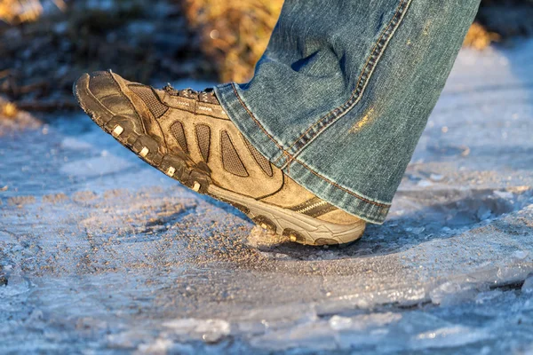 Humano va en una zona de hielo peligroso — Foto de Stock