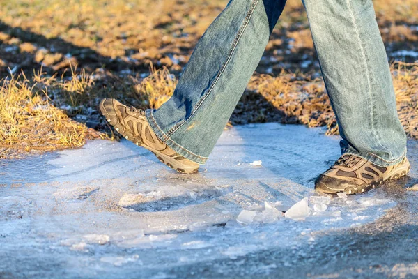 Humano va en una zona de hielo peligroso — Foto de Stock