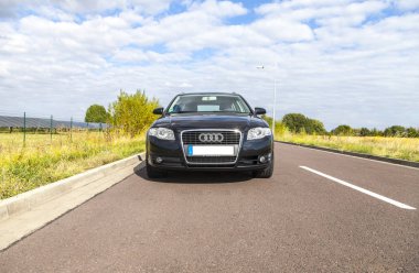 Audi A 4 standları bir Hannover bir sokakta