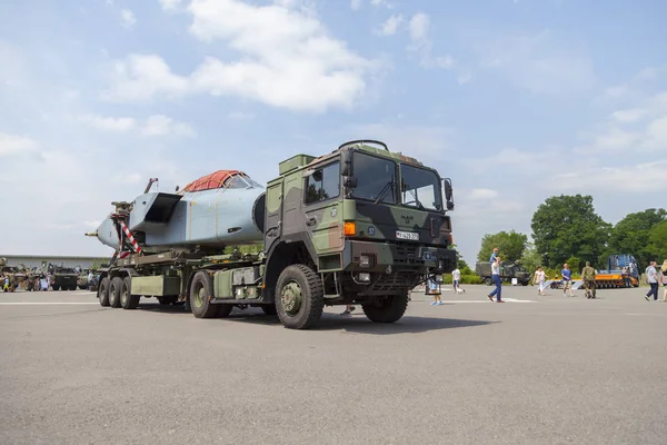 Немецкая армия MAN GL грузовик с разобранным Panavia Tornado самолета — стоковое фото