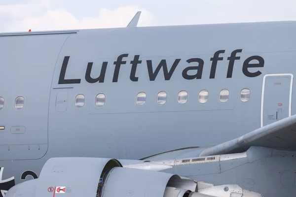 Logotipo de la Luftwaffe (Fuerza Aérea Alemana) en un avión de la Fuerza Aérea Alemana — Foto de Stock