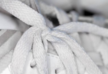 beyaz spor ayakkabıları üzerinde beyaz ayakkabı bağı knot