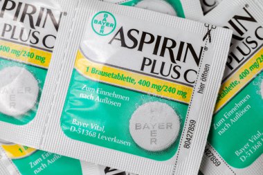 Aspirin plus kahverengi zemin üzerinde C baş ağrısı hapları yalan