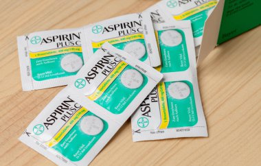 Aspirin plus kahverengi zemin üzerinde C baş ağrısı hapları yalan