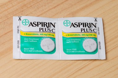 Aspirin plus kahverengi zemin üzerinde C baş ağrısı hapları yalan