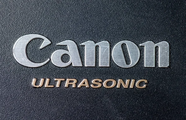 Logo Canon en una cubierta de lente — Foto de Stock