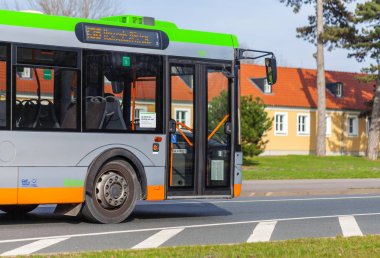 bir sonraki durak için yolu üzerinde Uestra sürücülerden düzenli olarak otobüs