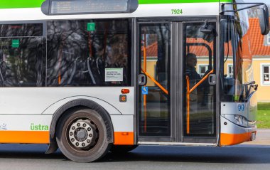 bir sonraki durak için yolu üzerinde Uestra sürücülerden düzenli olarak otobüs