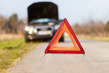 arıza üçgen kırık bir arabanın yakınında standları