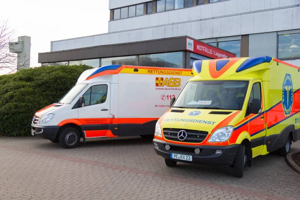 Dos vehículos de ambulancia alemanes se encuentra en el hospital en Peine / Alemania — Foto de Stock
