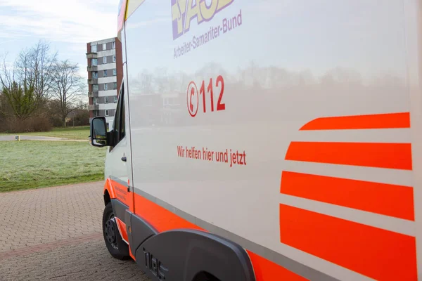 Veículo de ambulância alemão fica no hospital em peine / alemanha — Fotografia de Stock
