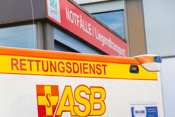Vehículo de ambulancia alemán se encuentra en el hospital en Peine / Alemania — Foto de Stock