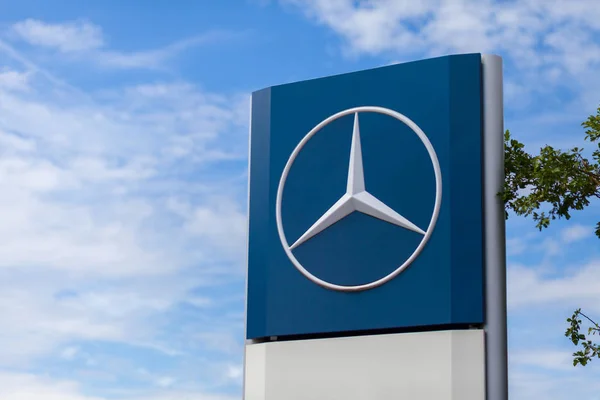 Logo de Mercedes-Benz cerca de un taller de camiones — Foto de Stock