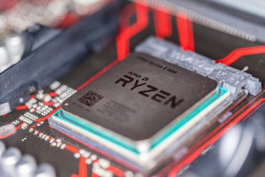 AMD Ryzen işlemci yongası üzerinde bir Asus Başbakan 350 ve anakart.