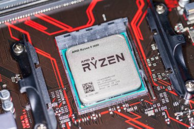 AMD Ryzen işlemci yongası üzerinde bir Asus Başbakan 350 ve anakart.