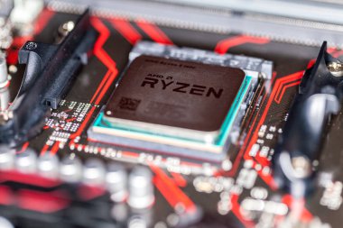 AMD Ryzen işlemci yongası üzerinde bir Asus Başbakan 350 ve anakart.