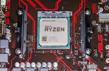 AMD Ryzen işlemci yongası üzerinde bir Asus Başbakan 350 ve anakart.