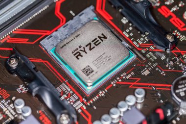 AMD Ryzen işlemci yongası üzerinde bir Asus Başbakan 350 ve anakart.
