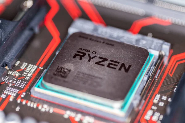 AMD Ryzen işlemci yongası üzerinde bir Asus Başbakan 350 ve anakart.