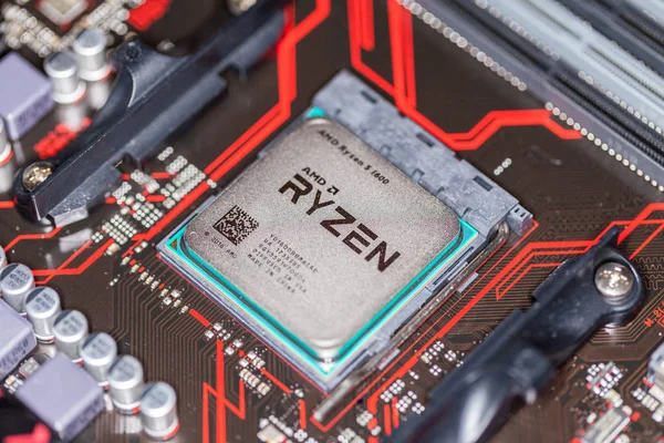 AMD Ryzen işlemci yongası üzerinde bir Asus Başbakan 350 ve anakart.