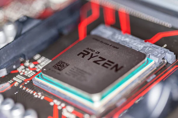 AMD Ryzen işlemci yongası üzerinde bir Asus Başbakan 350 ve anakart. — Stok fotoğraf