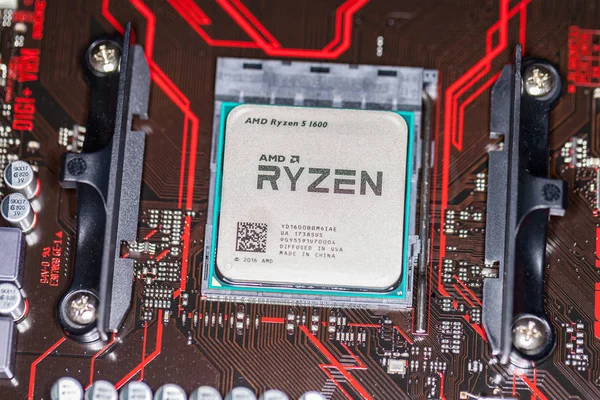 AMD Ryzen işlemci yongası üzerinde bir Asus Başbakan 350 ve anakart. — Stok fotoğraf