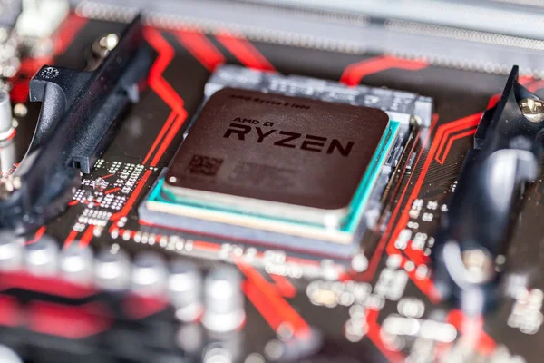 AMD Ryzen işlemci yongası üzerinde bir Asus Başbakan 350 ve anakart. — Stok fotoğraf