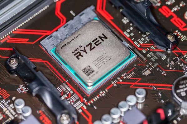 AMD Ryzen işlemci yongası üzerinde bir Asus Başbakan 350 ve anakart.