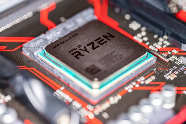 AMD Ryzen işlemci yongası üzerinde bir Asus Başbakan 350 ve anakart.