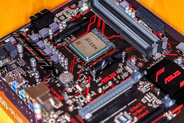 Chip procesador AMD Ryzen en un primer Asus 350 plus placa base . — Foto de Stock