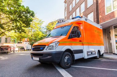 Alman ambulans araba park yerinde duruyor