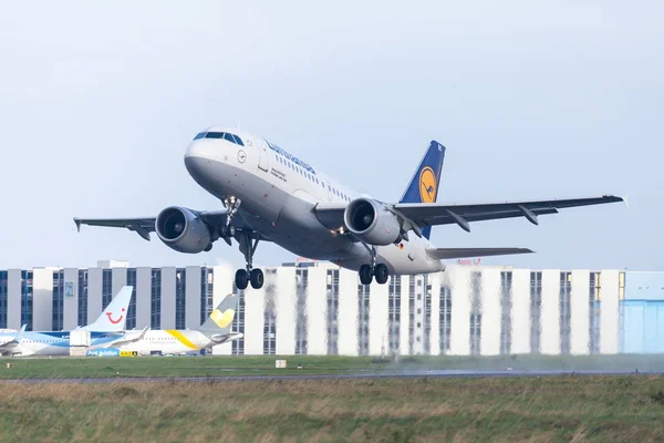 エアバス A319-100 航空会社ルフトハンザ ドイツ航空が国際空港から離陸します。 — ストック写真