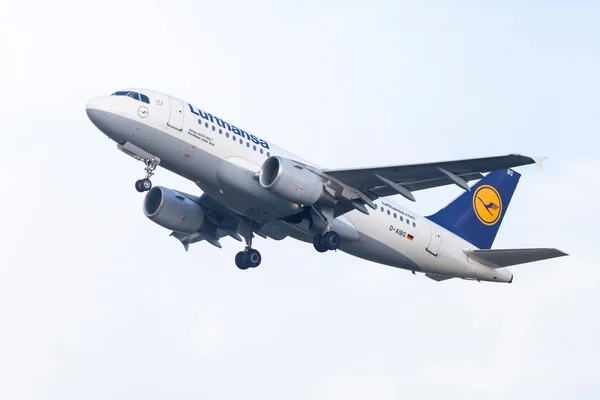 Airbus a319-100 der Fluggesellschaft lufthansa hebt vom internationalen Flughafen ab — Stockfoto