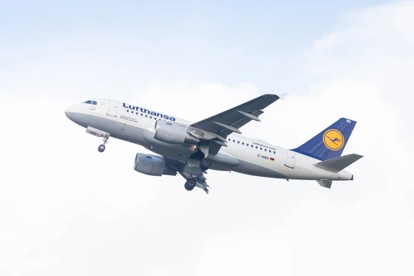 Airbus A319-100 de la aerolínea Lufthansa despega del aeropuerto internacional — Foto de Stock