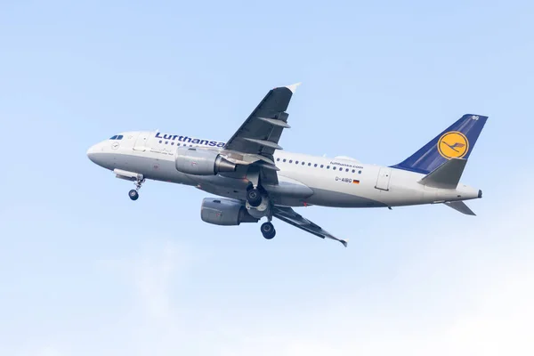 Airbus A319-100 de la aerolínea Lufthansa despega del aeropuerto internacional — Foto de Stock