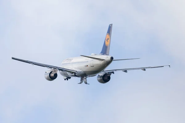 Airbus A319-100 de la aerolínea Lufthansa despega del aeropuerto internacional — Foto de Stock