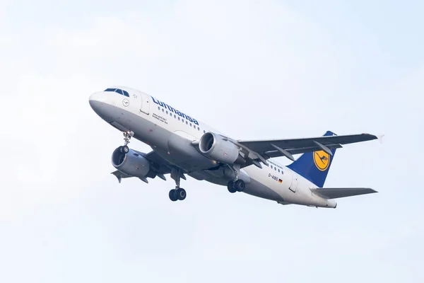 Airbus A319-100 de la aerolínea Lufthansa despega del aeropuerto internacional — Foto de Stock