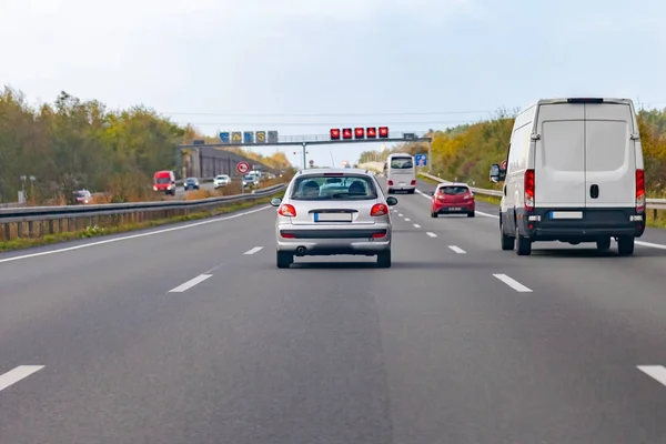 Coche plateado conduce en una autopista alemana — Foto de Stock