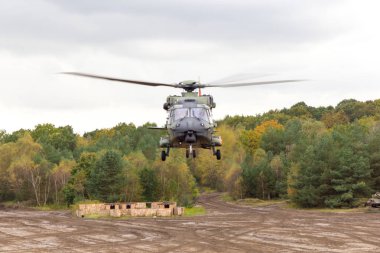 Alman askeri helikopter savaş üzerinde uçuşlar