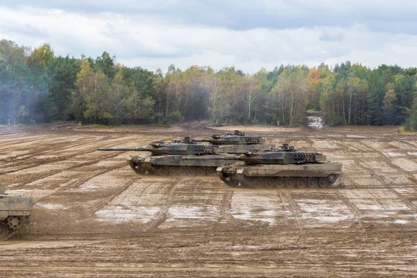 Німецький основні бойові танки дисків на полі бою — стокове фото