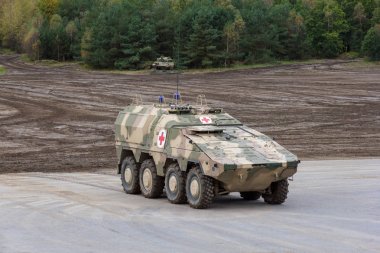 Alman Gtk Boxer, savaş yakınındaki bir platformda Maffei ve Rheinmetall doktor sürümünden standları