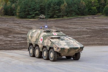 Alman Gtk Boxer, savaş yakınındaki bir platformda Maffei ve Rheinmetall doktor sürümünden standları