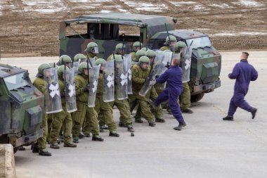 Alman askeri polis asker bir alan rol yapma göstericilere karşı savunur