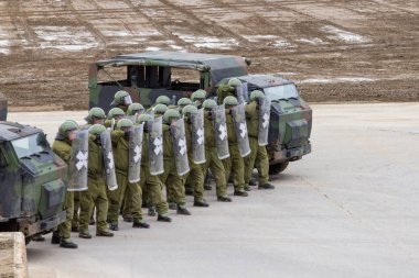 Alman askeri polis asker bir alan rol yapma göstericilere karşı savunur