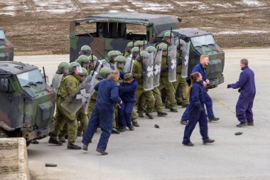 Alman askeri polis asker bir alan rol yapma göstericilere karşı savunur